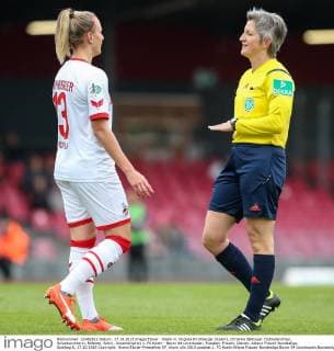 Koeln vl. Virginia Kirchberger (Koeln), Christine Baitinger (Schiedsrichter, Schiedsrichterin, Referee, Schiri, Unparteiische) 1. FC Koeln - Bayer 04 Leverkusen, Fussball, Frauen, Damen, Allianz Frauen-Bundesliga, Spieltag 6, 17.10.2015 Copyright: Hornx Eibner-Pressefoto EP_bhorn