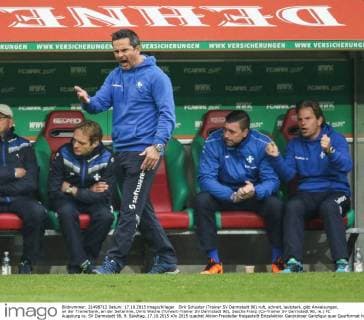 Dirk Schuster (Trainer SV Darmstadt 98) ruft, schreit, lautstark, gibt Anweisungen, an der Trainerbank, an der Seitenline, Dimo Wache (Torwart-Trainer SV Darmstadt 98), Sascha Franz (Co-Trainer SV Darmstadt 98, re.) FC Augsburg vs. SV Darmstadt 98, 9. Spieltag, 17.10.2015