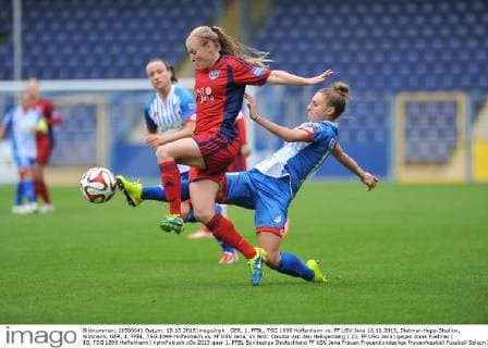 GER, 1. FFBL, TSG 1899 Hoffenheim vs. FF USV Jena 18.10.2015, Dietmar-Hopp-Stadion, Sinsheim, GER, 1. FFBL, TSG 1899 Hoffenheim vs. FF USV Jena, im Bild: Claudia van den Heiligenberg ( 22, FF USV Jena) gegen Anne Fuehner ( 18, TSG 1899 Hoffenheim) nphxFabisch
