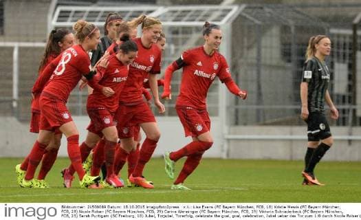 v.li.: Lisa Evans (FC Bayern München, FCB, 18) Kristie Mewis (FC Bayern München, FCB, 28) Nicole Rolser (FC Bayern München, FCB, 29) Carina Wenninger (FC Bayern München, FCB, 19) Viktoria Schnaderbeck (FC Bayern München, FCB, 25) Sarah Puntigam (SC Freiburg, 18) Jubel, Torjubel, Torerfolg, celebrate the goal, goal, celebration, Jubel ueber das Tor zum 1:0 durch Nicole Rolser (FC Bayern München, FCB, 29), enttäuscht schauend, Enttäuschung, Frustration, disappointed, pessimistisch, optimistisch, Action, Aktion, Fussball, Allianz Frauen-Bundesliga, FC Bayern München - SC Freiburg, xslx