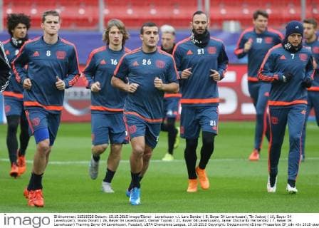 Leverkusen v.l. Lars Bender ( 8, Bayer 04 Leverkusen), Tin Jedvaj ( 16, Bayer 04 Leverkusen), Giulio Donati ( 26, Bayer 04 Leverkusen), Oemer Toprak ( 21, Bayer 04 Leverkusen), Javier Chicharito Hernandez ( 7, Bayer 04 Leverkusen) Training Bayer 04 Leverkusen, Fussball, UEFA Champions League, 19.10.2015 Copyright: Deutzmannx xEibner-Pressefoto EP_cdn