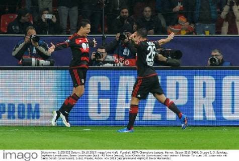 Fussball, UEFA Champions League, Herren, Saison 2015 2016, Gruppe E, 3. Spieltag, BayArena Leverkusen, Bayer Leverkusen (rot) - AS Roma (weiss); Jubel Chicharito (Leverkusen) nach seinem Elfmeter Tor zum 1:0, zusammen mit Giulio Donati (Leverkusen). Jubel, Freude, Aktion.