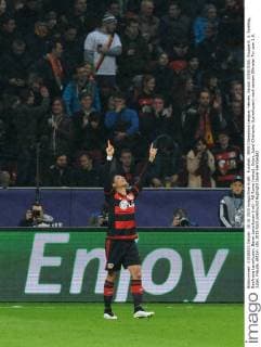 Fussball, UEFA Champions League, Herren, Saison 2015 2016, Gruppe E, 3. Spieltag, BayArena Leverkusen, Bayer Leverkusen (rot) - AS Roma (weiss); Enjoy, Jubel Chicharito (Leverkusen) nach seinem Elfmeter Tor zum 1:0. Jubel, Freude, Aktion.