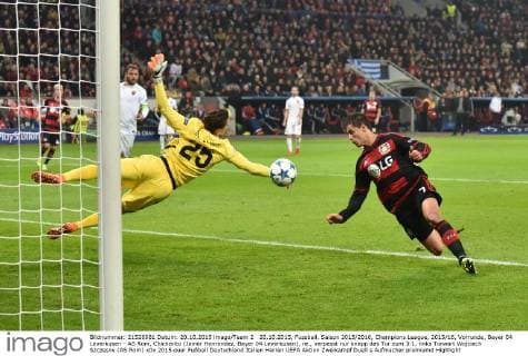 20.10.2015, Fussball, Saison 2015 2016, Champions League, 2015 16, Vorrunde, Bayer 04 Leverkusen - AS Rom, Chicharito (Javier Hernandez, Bayer 04 Leverkusen), re., verpasst nur knapp das Tor zum 3:1, links Torwart Wojciech Szczesny (AS Rom)