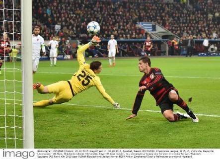 20.10.2015, Fussball, Saison 2015 2016, Champions League, 2015 16, Vorrunde, Bayer 04 Leverkusen - AS Rom, Chicharito (Javier Hernandez, Bayer 04 Leverkusen), re., verpasst nur knapp das Tor zum 3:1, links Torwart Wojciech Szczesny (AS Rom)