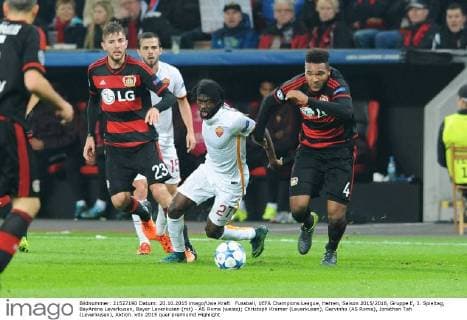 Fussball, UEFA Champions League, Herren, Saison 2015 2016, Gruppe E, 3. Spieltag, BayArena Leverkusen, Bayer Leverkusen (rot) - AS Roma (weiss); Christoph Kramer (Leverkusen), Gervinho (AS Roma), Jonathan Tah (Leverkusen), Aktion.