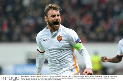 Fussball, UEFA Champions League, Herren, Saison 2015 2016, Gruppe E, 3. Spieltag, BayArena Leverkusen, Bayer Leverkusen (rot) - AS Roma (weiss); Jubel Danielle de Rossi (AS Roma) nach seinem Tor zum 2:2 Ausgleich. Jubel, Freude, Aktion, Einzelbild.