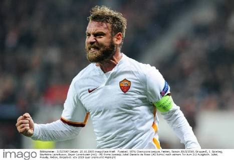 Fussball, UEFA Champions League, Herren, Saison 2015 2016, Gruppe E, 3. Spieltag, BayArena Leverkusen, Bayer Leverkusen (rot) - AS Roma (weiss); Jubel Danielle de Rossi (AS Roma) nach seinem Tor zum 2:2 Ausgleich. Jubel, Freude, Aktion, Einzelbild.
