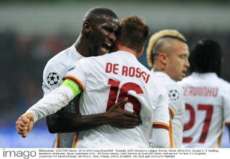 Fussball, UEFA Champions League, Herren, Saison 2015 2016, Gruppe E, 3. Spieltag, BayArena Leverkusen, Bayer Leverkusen (rot) - AS Roma (weiss); Jubel Danielle de Rossi (AS Roma) nach seinem Tor zum 2:2 Ausgleich, zusammen mit Antonio Rüdiger (AS Roma). Jubel, Freude, Aktion, Einzelbild.