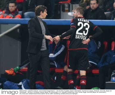 20.10.2015, Fussball, Saison 2015 2016, Champions League, 2015 16, Vorrunde, Bayer 04 Leverkusen - AS Rom, Christoph Kramer (Bayer 04 Leverkusen), re., scheidet verletzt aus, links Trainer Roger Schmidt (Bayer 04 Leverkusen)
