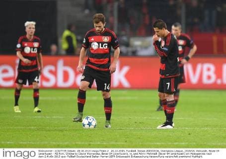20.10.2015, Fussball, Saison 2015 2016, Champions League, 2015 16, Vorrunde, Bayer 04 Leverkusen - AS Rom, Chicharito (Javier Hernandez, Bayer 04 Leverkusen), re, und Admir Mehmedi (Bayer 04 Leverkusen) am Anstosskreis nach dem 2:4