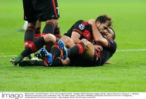 Fussball, UEFA Champions League, Herren, Saison 2015 2016, Gruppe E, 3. Spieltag, BayArena Leverkusen, Bayer Leverkusen (rot) - AS Roma (weiss); Jubel Admir Mehmedi (Leverkusen) nach seinem Tor zum 4:4 Ausgleich,, zusammen mit Giulio Donati (Leverkusen). Jubel, Freude, Aktion.