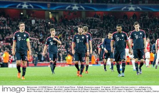 Fußball, Champions League, FC Arsenal - FC Bayern München London l-r: enttaeuschung bei Philipp Lahm 21 (FC Bayern Muenchen), Joshua Kimmich 32 (FC Bayern Muenchen), Juan Bernat 18 (FC Bayern Muenchen), Douglas Costa 11 (FC Bayern Muenchen), Robert Lewandowski 9 (FC Bayern Muenchen) auf dem Weg zum Fanblock, FC Arsenal London vs. FC Bayern Muenchen, Fussball, Champoins League, 20.10.2015 , Copyright: Kolbert Eibner-Pressefoto EP_CKT