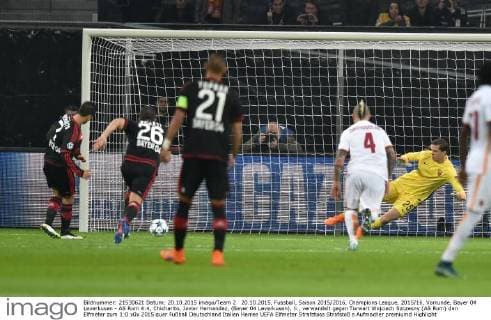 20.10.2015, Fussball, Saison 2015 2016, Champions League, 2015 16, Vorrunde, Bayer 04 Leverkusen - AS Rom 4:4, Chicharito, Javier Hernandez, (Bayer 04 Leverkusen), li., verwandelt gegen Torwart Wojciech Szczesny (AS Rom) den Elfmeter zum 1:0