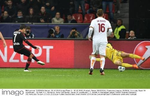 20.10.2015, Fussball, Saison 2015 2016, Champions League, 2015 16, Vorrunde, Bayer 04 Leverkusen - AS Rom 4:4, Chicharito, Javier Hernandez, (Bayer 04 Leverkusen), li., erzielt im Nachsetzen gegen Torwart Wojciech Szczesny (AS Rom) das Tor zum 2:0
