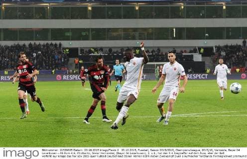 20.10.2015, Fussball, Saison 2015 2016, Champions League, 2015 16, Vorrunde, Bayer 04 Leverkusen - AS Rom 4:4, Chicharito, Javier Hernandez, (Bayer 04 Leverkusen), 2. v.li., hat den 5:4 Siegtreffer auf dem Fuss, aber der Ball verfehlt nur knapp das Tor