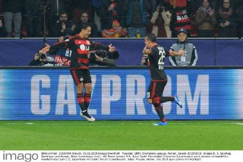 Fussball, UEFA Champions League, Herren, Saison 2015 2016, Gruppe E, 3. Spieltag, BayArena Leverkusen, Bayer Leverkusen (rot) - AS Roma (weiss) 4:4; Jubel Javier Hernandez Chicharito (Leverkusen) nach seinem verwandelten Handelfmeter zum 1:0, zusammen mit Giulio Donati (Leverkusen). Jubel, Freude, Aktion.