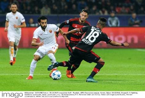 Fussball, UEFA Champions League, Herren, Saison 2015 2016, Gruppe E, 3. Spieltag, BayArena Leverkusen, Bayer Leverkusen (rot) - AS Roma (weiss) 4:4; Mohamed Salah (AS Roma), Hakan Calhanoglu (Leverkusen), Wendell (Leverkusen), Aktion.