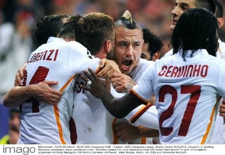Fussball, UEFA Champions League, Herren, Saison 2015 2016, Gruppe E, 3. Spieltag, BayArena Leverkusen, Bayer Leverkusen (rot) - AS Roma (weiss) 4:4; Jubel Danielle de Rossi (AS Roma) nach seinem Tor zum 2:2 Ausgleich, zusammen mit Radja Nainggolan (AS Roma), Gervinho (AS Roma). Jubel, Freude, Aktion.