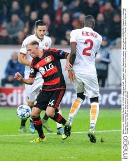 Fussball, UEFA Champions League, Herren, Saison 2015 2016, Gruppe E, 3. Spieltag, BayArena Leverkusen, Bayer Leverkusen (rot) - AS Roma (weiss) 4:4; Kevin Kampl (Leverkusen), Kostas Manolas (AS Roma), Antonio Rüdiger (AS Roma), Aktion.