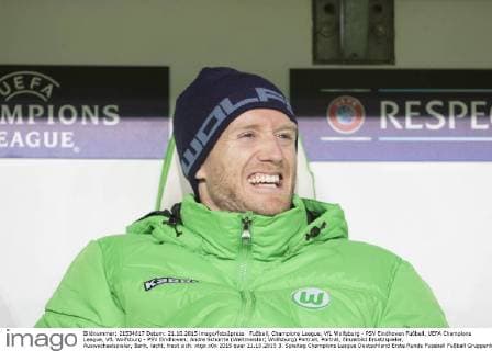 Fußball, Champions League, VfL Wolfsburg - PSV Eindhoven Fußball, UEFA Champions League, VfL Wolfsburg - PSV Eindhoven; Andre Schürrle (Weltmeister; Wolfsburg) Portrait, Porträt, Einzelbild Ersatzspieler, Auswechselspieler, Bank, lacht, freut sich. xtgx