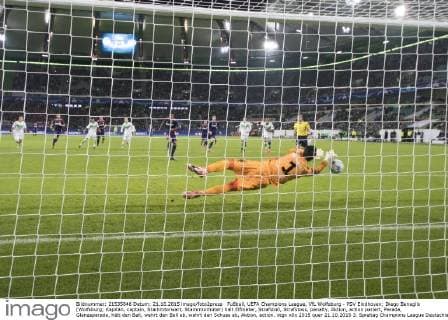 Fußball, UEFA Champions League, VfL Wolfsburg - PSV Eindhoven; Diego Benaglio (Wolfsburg; Kapitän, captain, Stammtorwart, Stammtorhüter) hält Elfmeter, Strafstoß, Strafstoss, penalty, Aktion, action pariert, Parade, Glanzaparade, hält den Ball, wehrt den Ball ab, wehrt den Schuss ab, Aktion, action. xtgx