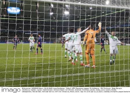 Fußball, UEFA Champions League, VfL Wolfsburg - PSV Eindhoven; Diego Benaglio (Wolfsburg; Kapitän, captain, Stammtorwart, Stammtorhüter) hält Elfmeter, Strafstoß, Strafstoss, penalty, Aktion, action pariert, Parade, Glanzaparade, hält den Ball, wehrt den Ball ab, wehrt den Schuss ab, Aktion, action. xtgx
