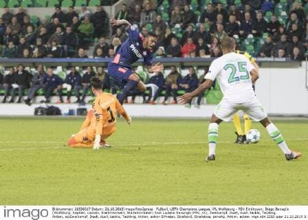 Fußball, UEFA Champions League, VfL Wolfsburg - PSV Eindhoven; Diego Benaglio (Wolfsburg; Kapitän, captain, Stammtorwart, Stammtorhüter) foult Luciano Narsingh (PSV, 11), Zweikampf, Duell, duell, tackle, Tackling, Aktion, actZweikampf, Duell, duell, tackle, Tackling, Aktion, action Elfmeter, Strafstoß, Strafstoss, penalty, Aktion, action. xtgx