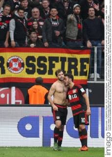 Leverkusen Admir Mehmedi (Bayer 04 Leverkusen 14) beim Torjubel nach dem Treffer zum 4:3 mit Hakan Calhanoglu (Bayer 04 Leverkusen 10) Bayer 04 Leverkusen vs VfB Stuttgart, Fussball, 1. Bundesliga, 24.10.2015, Copyright: Schülerx xEibner-Pressefoto EP_jse