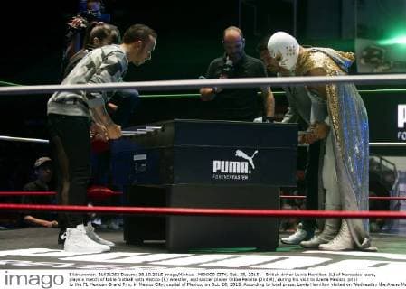 MEXICO CITY, Oct. 28, 2015 -- British driver Lewis Hamilton (L) of Mercedes team, plays a match of table football with Mistico (R) wrestler, and soccer player Oribe Peralta (2nd R), during his visit to Arena Mexico, prior to the F1 Mexican Grand Prix, in Mexico City, capital of Mexico, on Oct. 28, 2015. According to local press, Lewis Hamilton visited on Wednesday the Arena Mexico, where he watched a wrestling exhibition and played a match of table football at the ring with Mexican soccer player Oribe Peralta. The F1 Mexican Grand Prix will be held from Oct. 30 to Nov. 1, in Mexico City. ) (SP)MEXICO-MEXICO CITY-AUTOMOBILE-F1 OSCARxRAMIREZ