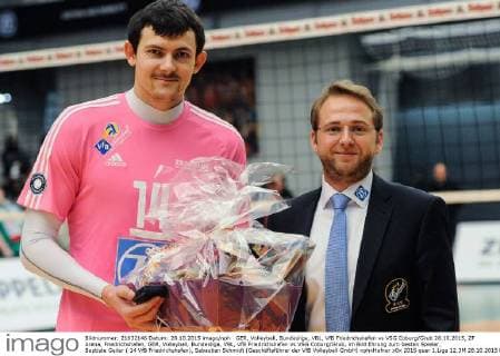 GER, Volleyball, Bundesliga, VBL, VfB Friedrichshafen vs VSG Coburg Grub 28.10.2015, ZF Arena, Friedrichshafen, GER, Volleyball, Bundesliga, VBL, VfB Friedrichshafen vs VSG Coburg Grub, im Bild Ehrung zum besten Spieler, Baptiste Geiler ( 14 VfB Friedrichshafen), Sebastian Schmidt (Geschäftsführer der VfB Volleyball GmbH) nphxHafner