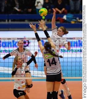 hinterm Netz: Katie Slay (10, Dresden) schlägt gegen Eda Erdem Dundar (Istanbul), Dresdner SC gegen Fenerbahce Istanbul (Türkei), Volleyball, 2016 CEV DenizBank Volleyball Champions League, Frauen, Woman, Championsleague, Margon-Arena Dresden Bodenbacher Straße, DSC, Saison 2015 2016, 28.10.2015,