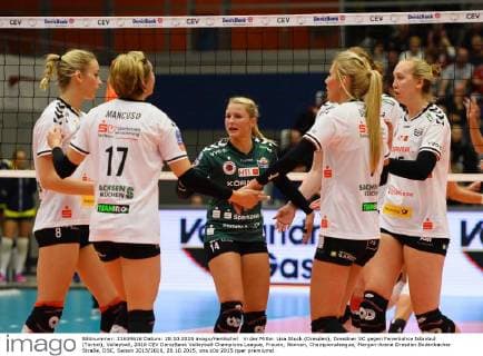in der Mitte: Lisa Stock (Dresden), Dresdner SC gegen Fenerbahce Istanbul (Türkei), Volleyball, 2016 CEV DenizBank Volleyball Champions League, Frauen, Woman, Championsleague, Margon-Arena Dresden Bodenbacher Straße, DSC, Saison 2015 2016, 28.10.2015,