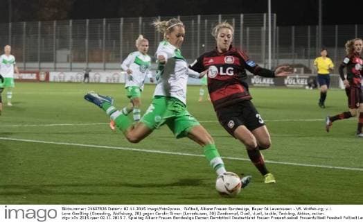 Fußball, Allianz Frauen Bundesliga, Bayer 04 Leverkusen - VfL Wolfsburg; v.l. Lena Goeßling (Goessling, Wolfsburg, 28) gegen Carolin Simon (Leverkusen, 30) Zweikampf, Duell, duell, tackle, Tackling, Aktion, action. xtgx