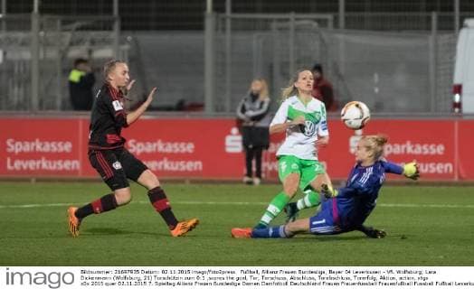 Fußball, Allianz Frauen Bundesliga, Bayer 04 Leverkusen - VfL Wolfsburg; Lara Dickenmann (Wolfsburg, 21) Torschützin zum 0:1 ,scores the goal, Tor, Torschuss, Abschluss, Torabschluss, Torerfolg, Aktion, action. xtgx