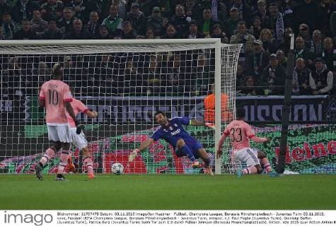 Fußball, Champions League, Borussia Mönchengladbach - Juventus Turin 03.11.2015, xovx, Fussball UEFA Champions League, Borussia Mönchengladbach - Juventus Turin, emspor, v.l. Paul Pogba (Juventus Turin), Gianluigi Buffon (Juventus Turin), Patrice Evra (Juventus Turin) beim Tor zum 1:0 durch Fabian Johnson (Borussia Moenchengladbach), Aktion.