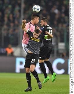 03.11.2015, Fussball, Saison 2015 2016, Champions League, 2015 16, Vorrunde, Borussia Mönchengladbach - Juventus Turin, v.li., Paulo Dybala (Juventus Turin), Granit Xhaka (Borussia Moenchengladbach), Alvaro Dominguez (Borussia Moenchengladbach)