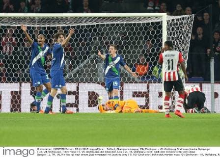 Fußball, Champions League, PSV Eindhoven - VfL Wolfsburg Eindhoven Josuha Guilavogui ( 23, VfL Wolfsburg), Timm Klose ( 5, VfL Wolfsburg) und Sebastian Jung ( 24, VfL Wolfsburg) rufen nach dem Schiedsrichter weil Diego Bengali ( 1, TW, VfL Wolfsburg) nach einem Zusammenprall mit Luuk de Jong ( 9, PSV Eindhoven) behandelt werden muss PSV Eindhoven - VfL Wolfsburg, Fussball, Champions-League, 03.11.2015, Copyright: Deutzmann Eibner-Pressefoto EP_CDN