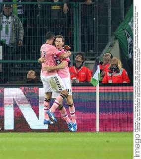 Mönchengladbach , Fussball, UEFA Champions League, Saison 2015 2016, Gruppe D, Spieltag 4, Borussia Mönchengladbach vs Juventus Turin , 03.11.2015, stadion am Borussia Park, Mönchengladbach, Stefano Sturaro, Stefan Lichtsteiner, beide Juventus Torjubel