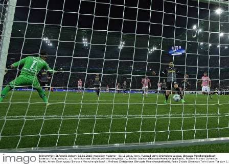 03.11.2015, xovx, Fussball UEFA Champions League, Borussia Mönchengladbach - Juventus Turin, emspor, v.l. Yann Sommer (Borussia Moenchengladbach), Fabian Johnson (Borussia Moenchengladbach), Stefano Sturaro (Juventus Turin), Alvaro Dominguez (Borussia Moenchengladbach), Andreas Christensen (Borussia Moenchengladbach), Paulo Dybala (Juventus Turin) beim Tor zum 1:1 durch Stephan Lichtsteiner (Juventus Turin), Aktion.
