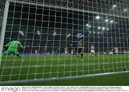 03.11.2015, xovx, Fussball UEFA Champions League, Borussia Mönchengladbach - Juventus Turin, emspor, v.l. Yann Sommer (Borussia Moenchengladbach), Fabian Johnson (Borussia Moenchengladbach), Stefano Sturaro (Juventus Turin), Alvaro Dominguez (Borussia Moenchengladbach), Andreas Christensen (Borussia Moenchengladbach), Paulo Dybala (Juventus Turin) beim Tor zum 1:1 durch Stephan Lichtsteiner (Juventus Turin), Aktion.
