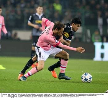 Mönchengladbach , Fussball, UEFA Champions League, Saison 2015 2016, Gruppe D, Spieltag 4, Borussia Mönchengladbach vs Juventus Turin , 03.11.2015, stadion am Borussia Park, Mönchengladbach, Claudio Marchisio Juventus Turin,Mahmoud Dahoud, Gladbach