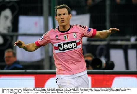 Fussball, UEFA Champions League, Herren, Saison 2015 2016, Gruppe D, 4. Spieltag, Borussia Park Mönchengladbach, Bor. Mönchengladbach (schwarz) - Juventus Turin (rosa); Jubel Stephan Lichtsteiner (Juventus) nach seinem Tor zum 1:1 Ausgleich. Jubel, Freude, Aktion, Einzelbild.