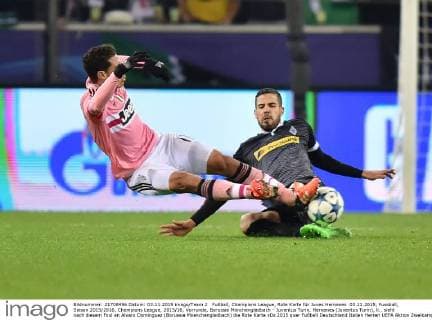 Fußball, Champions League, Rote Karte für Juves Hernanes 03.11.2015, Fussball, Saison 2015 2016, Champions League, 2015 16, Vorrunde, Borussia Mönchengladbach - Juventus Turin, Hernanes (Juventus Turin), li., sieht nach diesem Foul an Alvaro Dominguez (Borussia Moenchengladbach) die Rote Karte