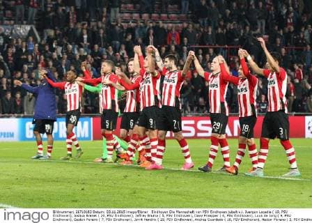 Eindhoven Die Mannschaft von PSV Eindhoven jubelt v.l. Juergen Locadia ( 19, PSV Eindhoven), Joshua Brenet ( 20, PSV Eindhoven), Jeffrey Bruma ( 5, PSV Eindhoven), Davy Proepper ( 6, PSV Eindhoven), Luuk de Jong ( 9, PSV Eindhoven), Gaston Pereiro ( 7, PSV Eindhoven), Jorrit Hendrix ( 29, PSV Eindhoven), Andres Guardado ( 18, PSV Eindhoven), Hector Moreno ( 3, PSV Eindhoven) PSV Eindhoven - VfL Wolfsburg, Fussball, Champions-League, 03.11.2015, Copyright: Deutzmann Eibner-Pressefoto EP_CDN