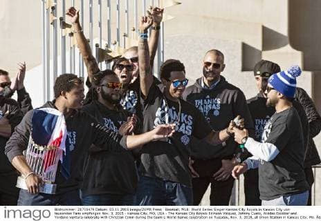 Baseball, MLB: World Series Sieger Kansas City Royals in Kansas City von tausenden Fans empfangen Nov. 3, 2015 - Kansas City, MO, USA - The Kansas City Royals Edinson Volquez, Johnny Cueto, Alcides Escobar and Yordano Ventura celebrate with Christian Colon during the team s World Series celebration on Tuesday, Nov. 3, 2015, at Union Station in Kansas City, Mo. ‘Greatest teamâ€⠢ in Royals history saluted by thousands during World Series parade, rally - ZUMAm67_