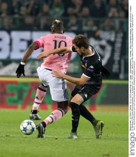 Mönchengladbach , Fussball, UEFA Champions League, Saison 2015 2016, Gruppe D, Spieltag 4, Borussia Mönchengladbach vs Juventus Turin , 03.11.2015, stadion am Borussia Park, Mönchengladbach, Paul Pogba Juventus Turin, Havard Nordtvert