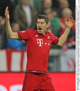Robert LEWANDOWSKI, FCB 9 Torschuss, schiesst das Tor zum 1-0 gegen Petr CECH, Arsenal 33 Jubel, Freude, Emotionen, Feiern, Lachen, jubelt, freuen, reisst die Arme hoch, ballt die Faust , Halbfigur, Freisteller , Aktion, Einzelbild, Portrait, Portr?t, FC BAYERN MUENCHEN - FC ARSENAL LONDON GRUPPENPHASE RUECKSPIEL, Fussball UEFA Champions League, Muenchen, 04.11.2015 CL Saison 2015 2016, FCB, Muenchen