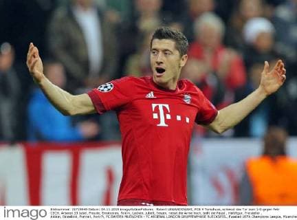 Robert LEWANDOWSKI, FCB 9 Torschuss, schiesst das Tor zum 1-0 gegen Petr CECH, Arsenal 33 Jubel, Freude, Emotionen, Feiern, Lachen, jubelt, freuen, reisst die Arme hoch, ballt die Faust , Halbfigur, Freisteller , Aktion, Einzelbild, Portrait, Portr?t, FC BAYERN MUENCHEN - FC ARSENAL LONDON GRUPPENPHASE RUECKSPIEL, Fussball UEFA Champions League, Muenchen, 04.11.2015 CL Saison 2015 2016, FCB, Muenchen