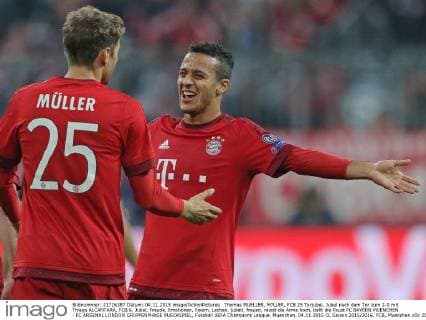 Thomas MUELLER, M?LLER, FCB 25 Torjubel, Jubel nach dem Tor zum 2-0 mit Thiago ALCANTARA, FCB 6, Jubel, Freude, Emotionen, Feiern, Lachen, jubelt, freuen, reisst die Arme hoch, ballt die Faust FC BAYERN MUENCHEN - FC ARSENAL LONDON GRUPPENPHASE RUECKSPIEL, Fussball UEFA Champions League, Muenchen, 04.11.2015 CL Saison 2015 2016, FCB, Muenchen